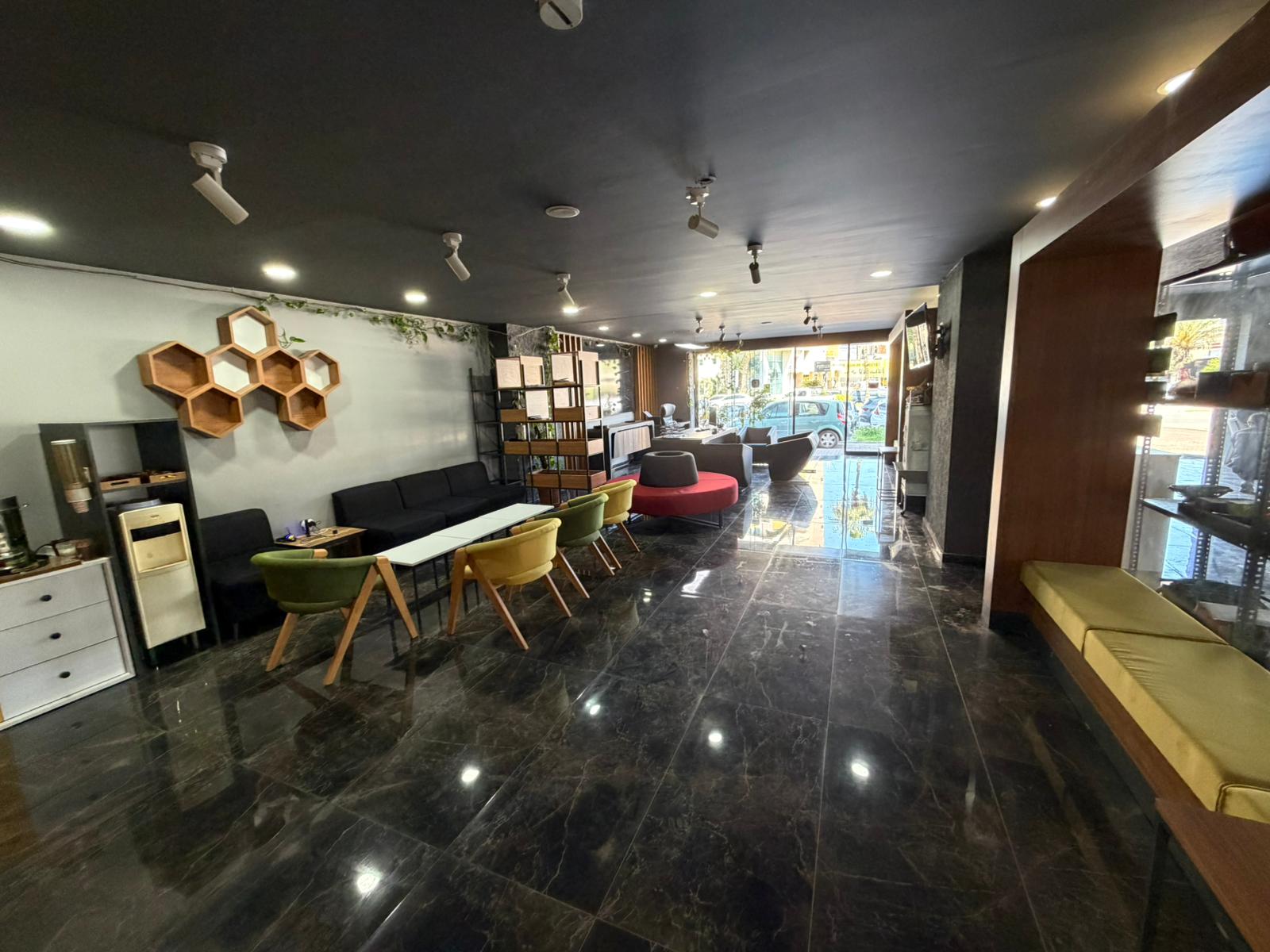 Motor bölmesinde aletle teknik test ve inceleme